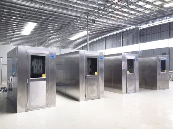 風淋室是人進入潔凈室所必需的通道，它可以減少進出潔凈室所帶來的污染問題