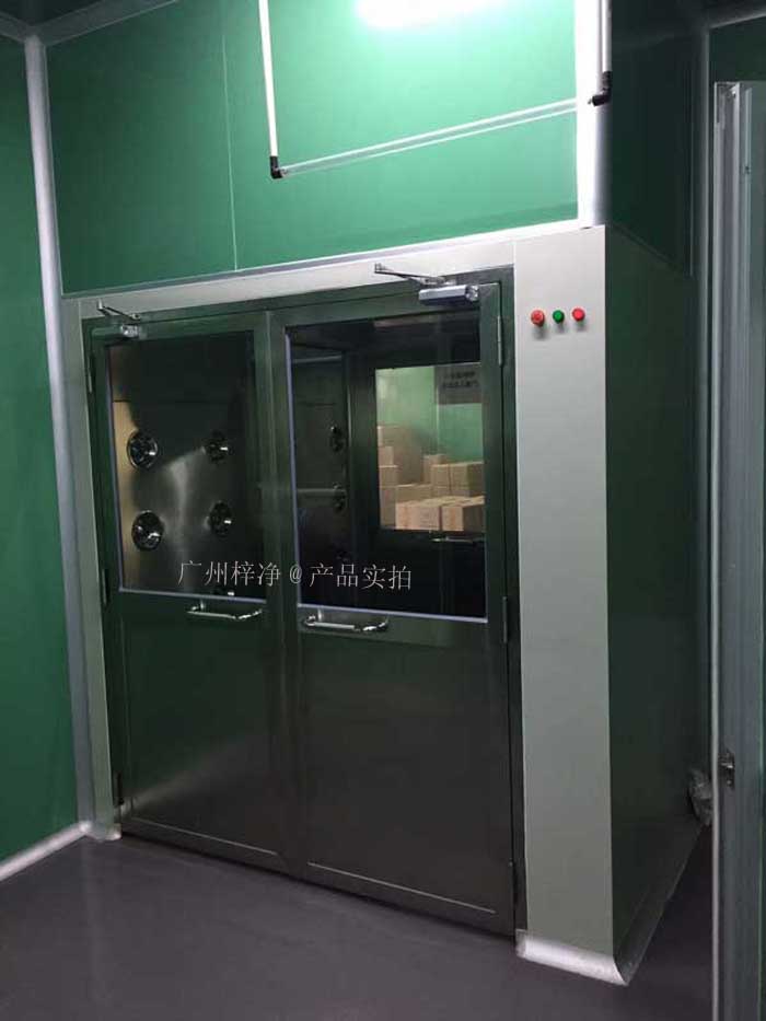 風(fēng)淋室（又名空氣浴塵室、風(fēng)淋房、風(fēng)淋門、空氣吹淋室、AIR SHOWER，風(fēng)淋設(shè)備，風(fēng)淋機之類）
