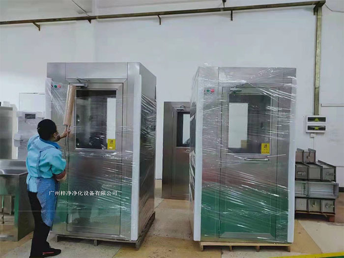 風(fēng)淋室作為一種重要的潔凈室設(shè)備在運輸前，應(yīng)對風(fēng)淋室進行徹底的清潔和檢查，確保無損壞。