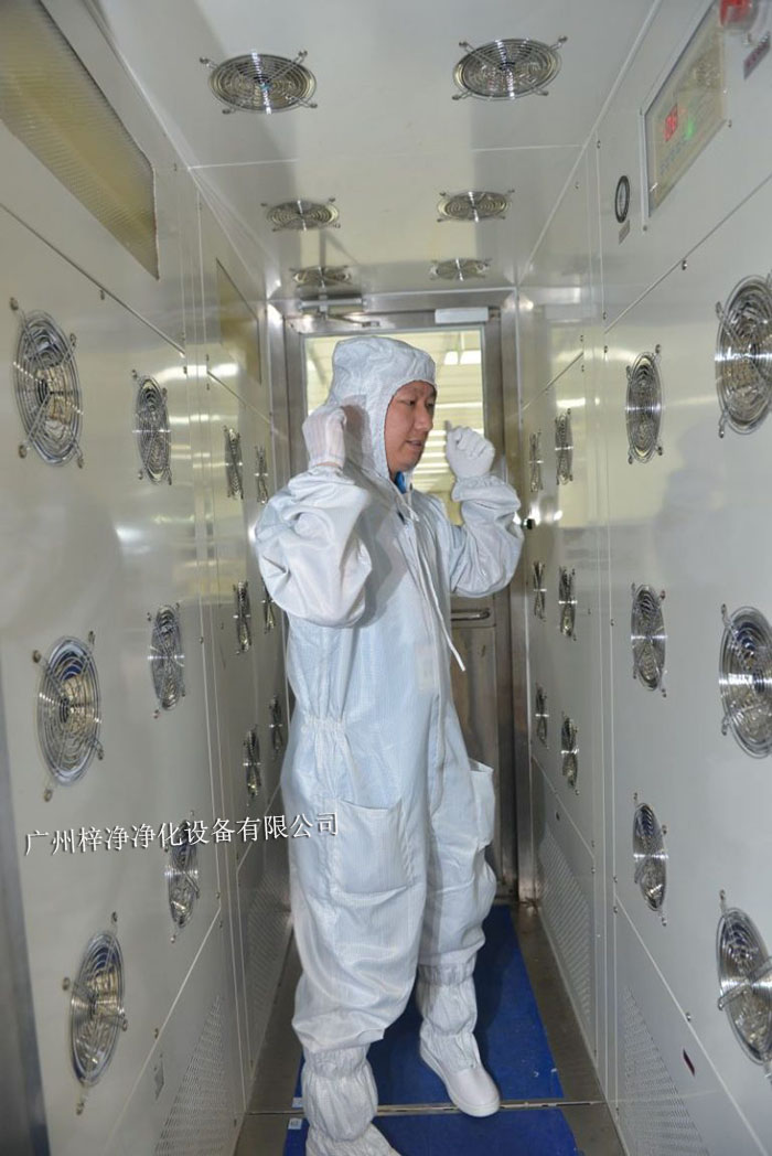 風(fēng)淋室是一種用于去除人員、物料表面塵埃的凈化設(shè)備 風(fēng)淋室是一種用于去除人員、物料表面塵埃的凈化設(shè)備