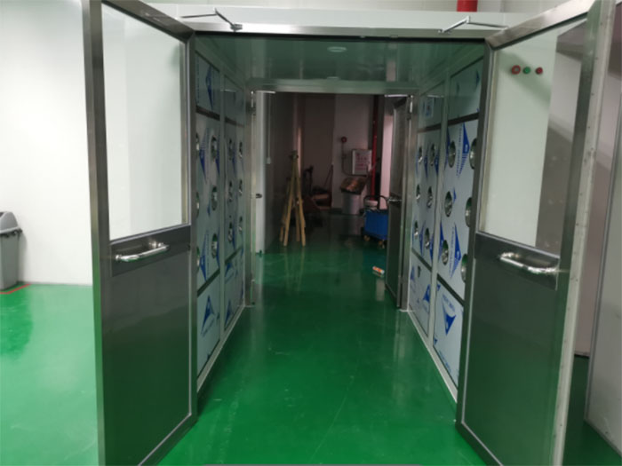 貨淋室是貨物進出潔凈室所必須的通道，貨淋室是沒有底板