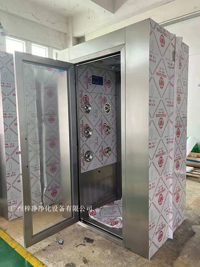風淋室的主要功能是通過高速氣流將塵埃和污物吹離工作人員的衣物和身體，從而確保進入潔凈室的環境符合規定的潔凈度標準。