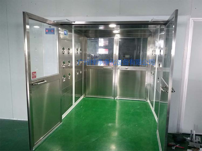 貨淋室主要用于物料表面的除塵，常用于生產線或倉庫的出口處。