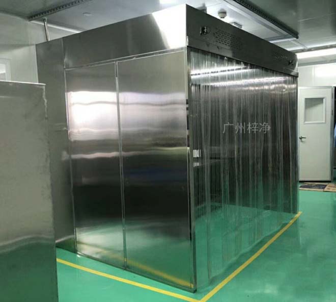 負(fù)壓稱(chēng)量罩內(nèi)空氣經(jīng)初效過(guò)濾器、由離心風(fēng)機(jī)壓入靜壓箱，在經(jīng)高效過(guò)濾器后從氣流擴(kuò)散送風(fēng)單元出風(fēng)面吹出，潔凈空氣以均勻的斷面風(fēng)速流經(jīng)工作區(qū)，從而形成高潔凈的工作環(huán)境。