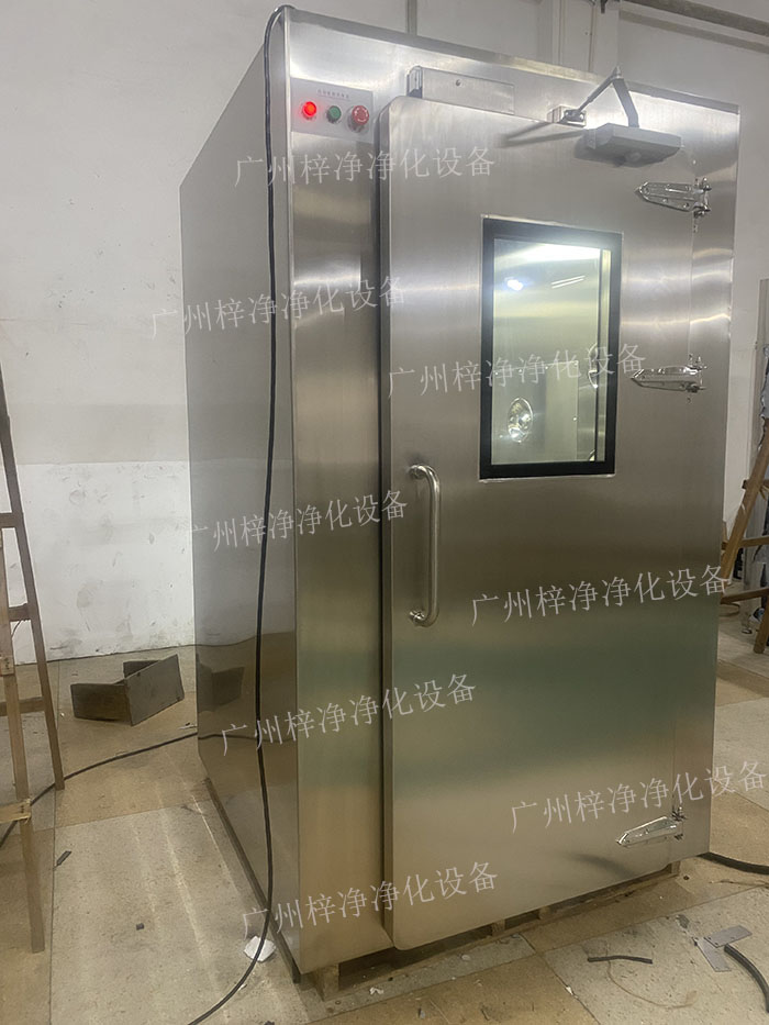 高端滿焊風淋室采用滿焊接工藝，無縫連接，防止塵埃進入，確保潔凈室的空氣質量。