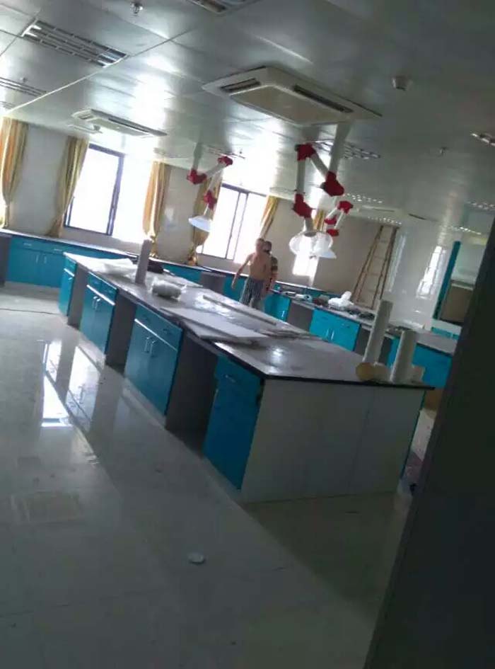 實(shí)驗(yàn)臺(tái)應(yīng)安裝在穩(wěn)固的支撐結(jié)構(gòu)上，確保實(shí)驗(yàn)臺(tái)在使用過(guò)程中的穩(wěn)定性。