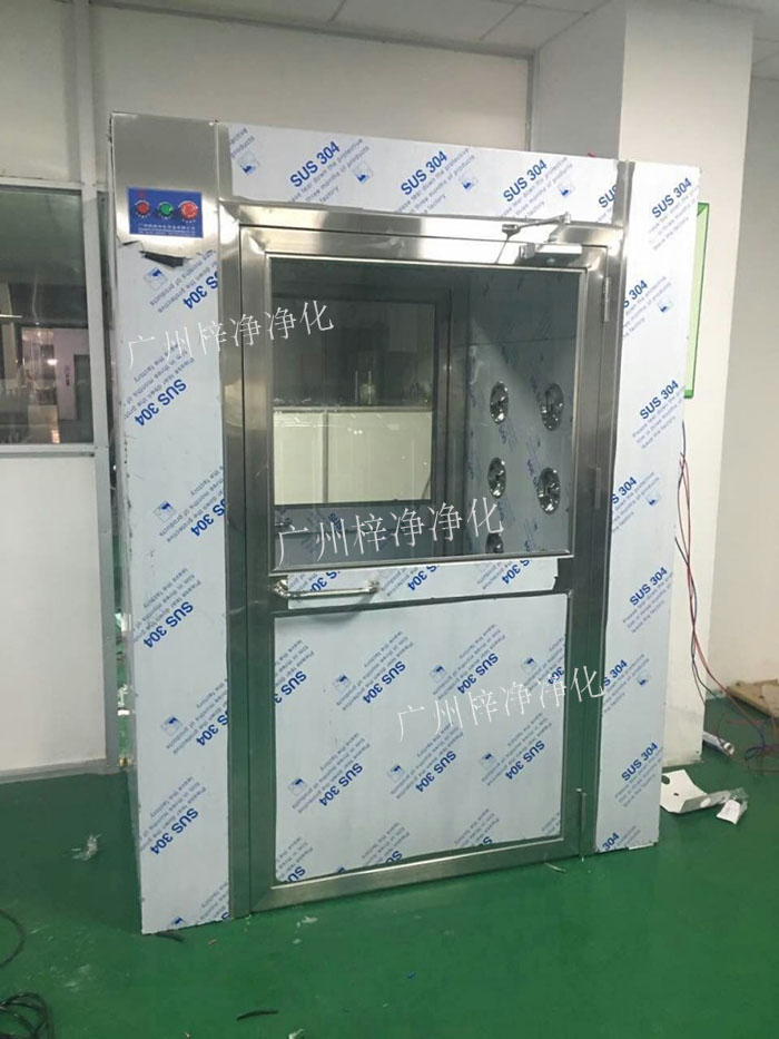 防爆風(fēng)淋室是指風(fēng)淋室的電機、指示燈、照明燈、接線管必須嚴格按照防爆標(biāo)準(zhǔn)