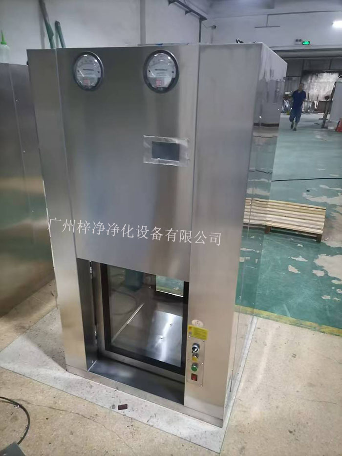 使用前應檢查傳遞窗的外觀是否完好