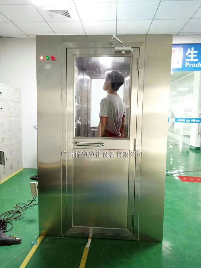 風淋室工作原理是通過高速氣流的沖擊，有效清除進入潔凈室的人員、物料表面攜帶的塵埃和污染物。