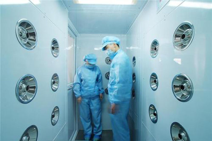 風淋室的主要功能是通過高速氣流對人體或物品進行瞬間凈化。