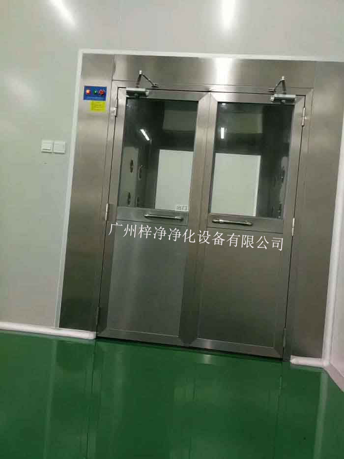 風(fēng)淋室能有效降低工作人員帶入的塵埃和污染物，保證潔凈室內(nèi)的空氣質(zhì)量。