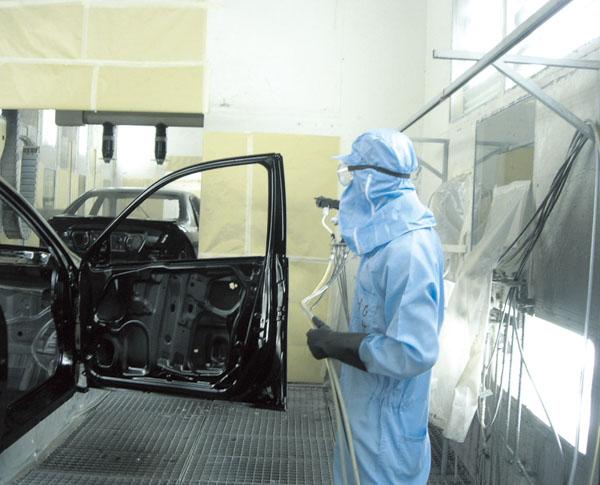 汽車涂裝車間生產(chǎn)工人穿著防靜電連體服正在工作
