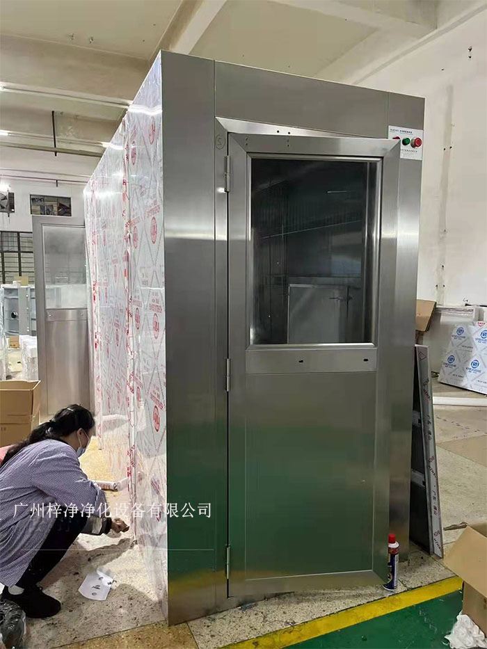 風淋室可設置在緩沖間的入口處